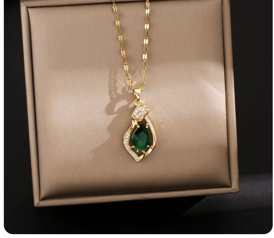 Gold Teardrop Green Gemstone Necklace – Elegant Crystal Accent Jewelry